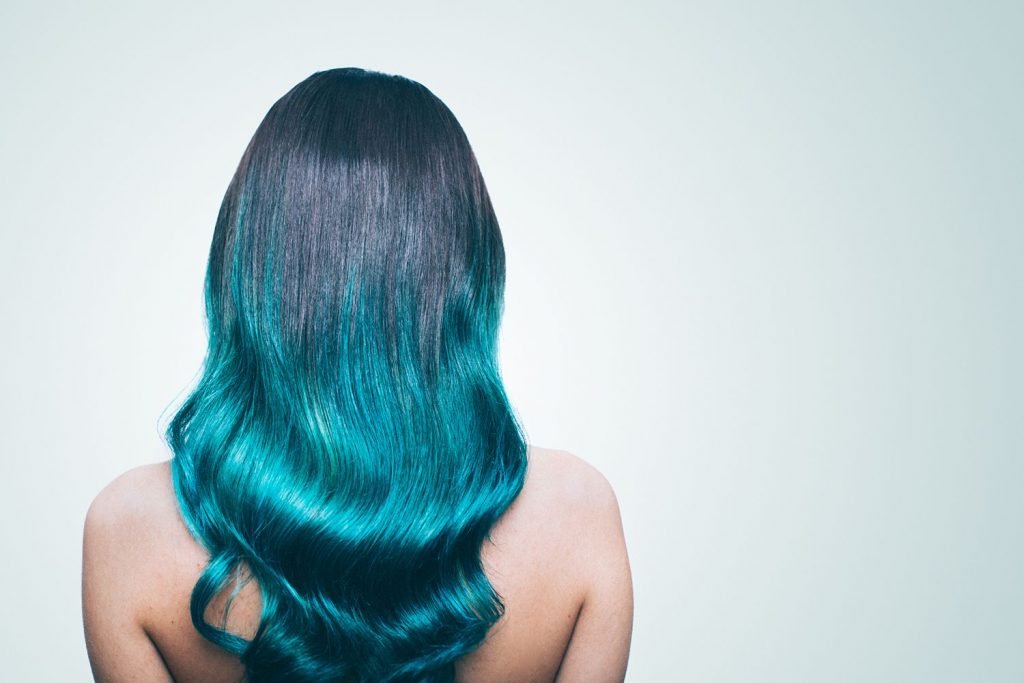 Cabello azul turquesa